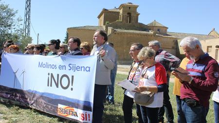 Medio centenar de personas se moviliza contra la instalación de molinos...