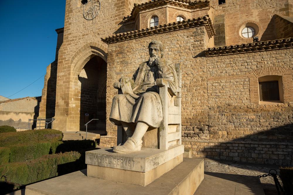 Imagen: Exterior de la Iglesia con la estatua de Miguel Servet